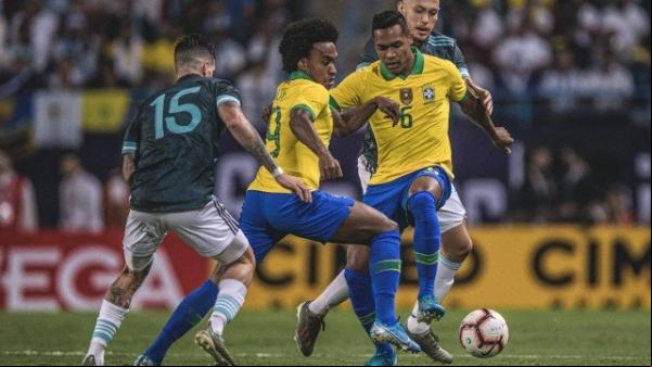 Willian (E) e Alex Sandro tentam sair da marcação dos jogadores da Argentina.(Imagem:Pedro Martins / MowaPress)