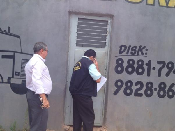 Técnicos da ANP fazem vistoria em galpão que adulterava combustível em Teresina.(Imagem:Ellyo Teixeira/G1)