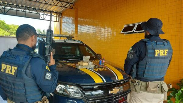 Se comercializada, a droga poderia render mais de R$ 4 mil reais aos traficantes. Além disso, também foi apreendido material utilizado para fabricação de munições.(Imagem:Divulgação/PRF)