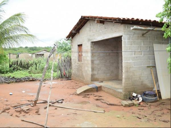 Casa foi invadida pela água e está com problemas de estrutura.(Imagem:Alonso Gomes/Arquivo Pessoal)