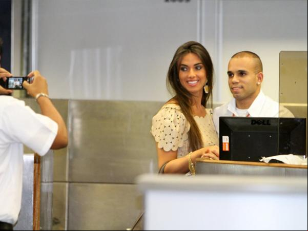 Até funcionário do aeroporto tirou casquinha da panicat.(Imagem:Ag.News)