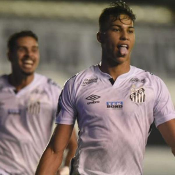 Quando surge uma grande promessa nas categorias de base do Santos, ela é logo chamada de 
