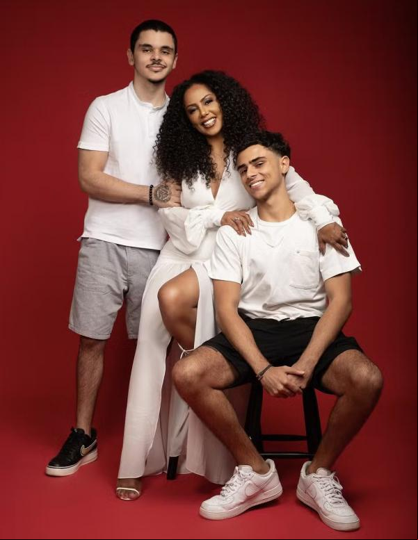 Valeria Valenssa com os filhos.(Imagem:Divultação/Quarta Dimensão)