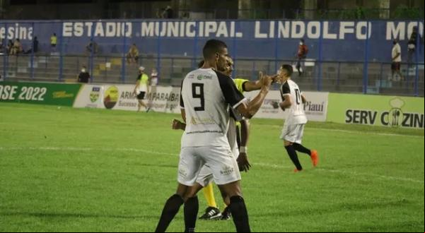 Erverton, atacante do Corisabbá, comemora gol da virada.(Imagem:Julio Costa)