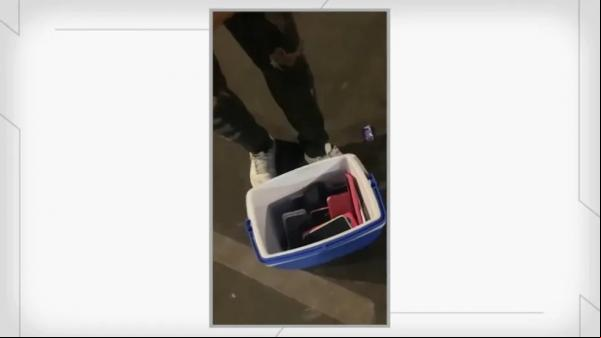 Jovens encontram 29 celulares furtados durante festa dentro de caixa térmica em Água Branca.(Imagem:Reprodução)