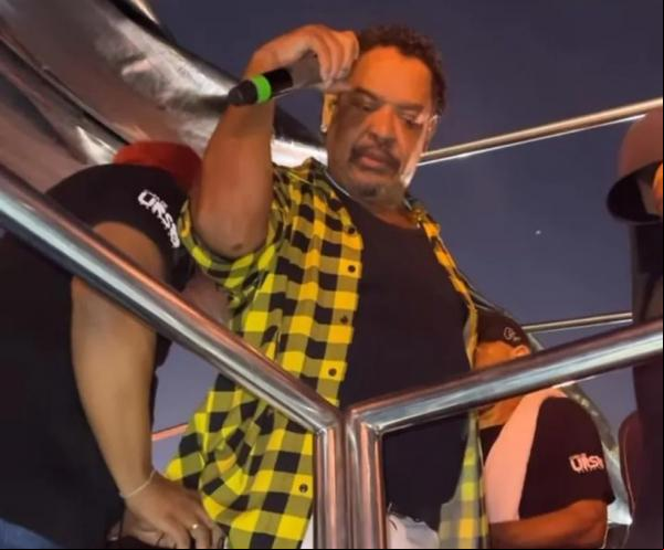 Compadre Washington a mal em cima do trio do É O Tchan e é levado para hospital na Bahia.(Imagem:Reprodução/Redes Sociais)