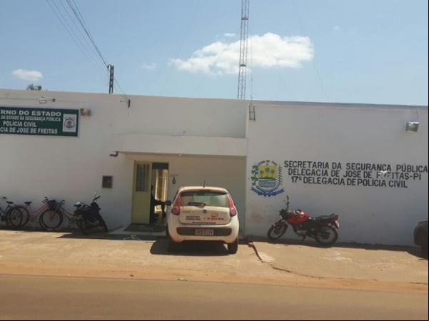 Homem está preso na delegacida de José de Freitas por estuprar criança.(Imagem:Jarbas Lima/Polícia Civil)