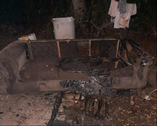 Sofá incendiado pelo suspeito do crime.(Imagem:Divulgação /PM-PI)