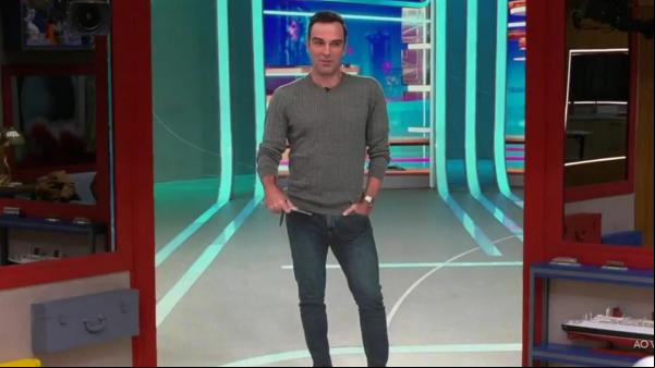 Tadeu Schmidt perde a paciência com Boninho e interrompe ao vivo(Imagem:Reprodução)
