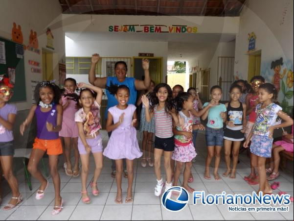 Estudantes participam de bailes carnavalescos em Floriano.(Imagem:FlorianoNews)