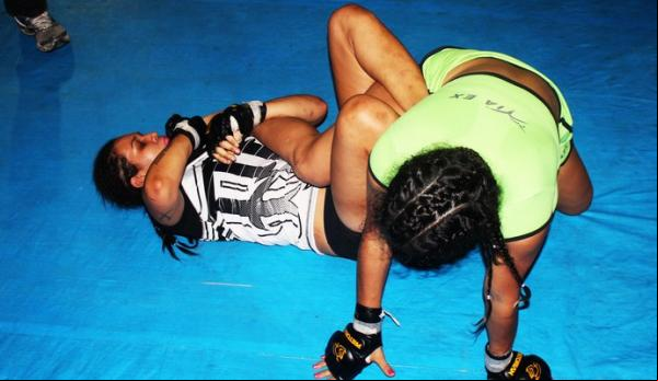 Juliana utilizou chave de braço para finalizar Mirelle no Piauí Fight Gladiators.(Imagem:Josiel Martins)