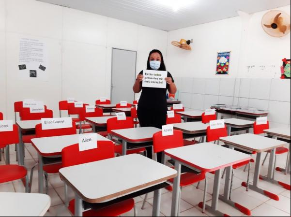 Professora coloca nome dos alunos nas carteiras da sala de aula: