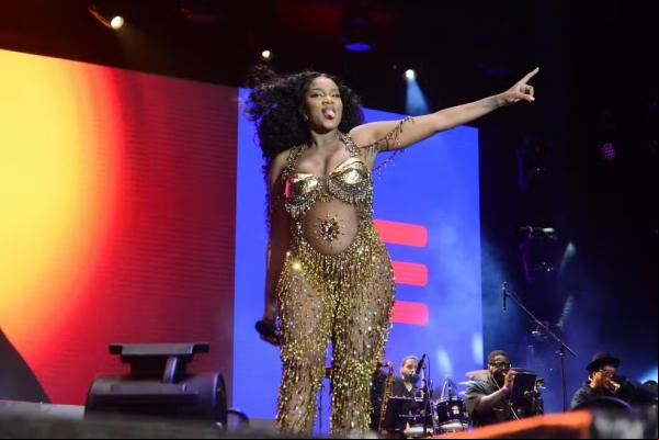 IZA exibe barriguinha de grávida em show na Praia de Copacabana.(Imagem:Agnews/Webert Belicio)