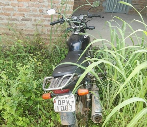Motocicleta tomada de assalto é recuperada pela PM no bairro Cajueiro II.(Imagem:3° BPM)