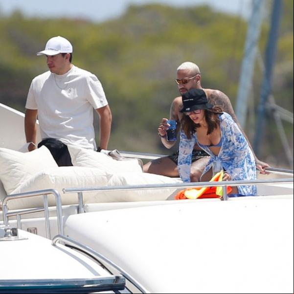 Neymar curte eio de barco na Espanha e detalhe curioso chama atenção de internet(Imagem:Reprodução)
