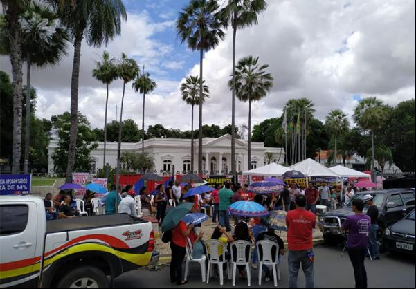 Em greve, professores do Estado acampam por tempo indeterminado no Palácio de Karnak.(Imagem:Valmir Macêdo/florianonews.piauiconectado.com)