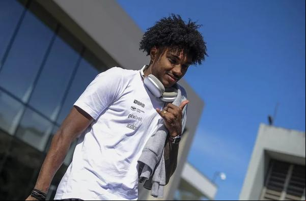 Vitinho, de 28 anos, acertou com o Al Ettifaq e não atua mais com a camisa rubro-negra.(Imagem:Divulgação)
