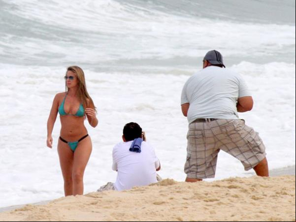 Karol posa para fotos na praia carioca.(Imagem:Divulgação)