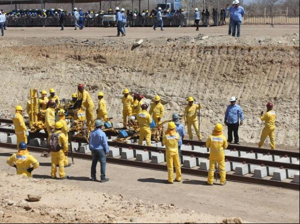 Trabalhadores da Transnordestina pararam devido à falta de pagamento.(Imagem: Catarina Costa/G1 PI)