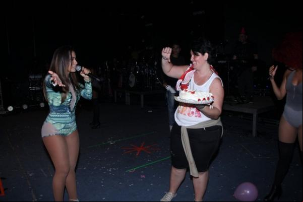 Anitta ganhou bolo dos fãs.(Imagem:Rodrigo dos Anjos/Divulgação)