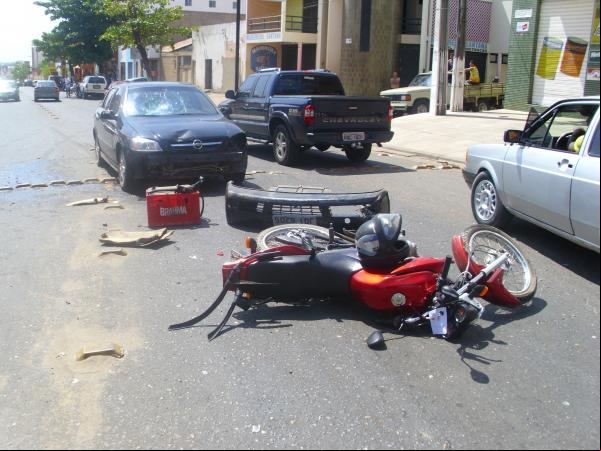 Acidente envolvendo carro e moto na Av. Bucar Neto em Floriano(Imagem:FlorianoNews)