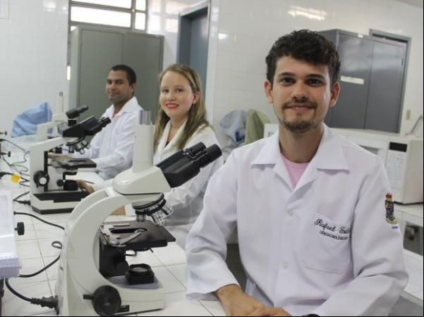 Participantes da pesquisa em laboratório da Uespi.(Imagem:Catarina Costa/G1)
