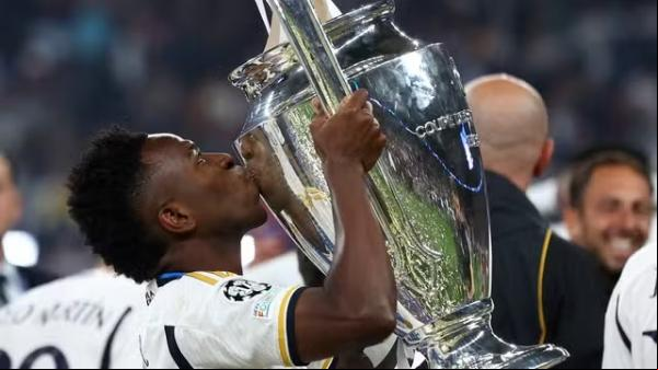 Vinicius Junior Vini Jr. beija taça da Champions League após vitória do Real Madrid contra o Borussia Dortmund.(Imagem: Carl Recine/Reuters)