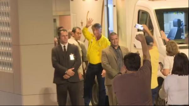 Bolsonaro chega a hospital em Brasília.(Imagem:Reprodução)