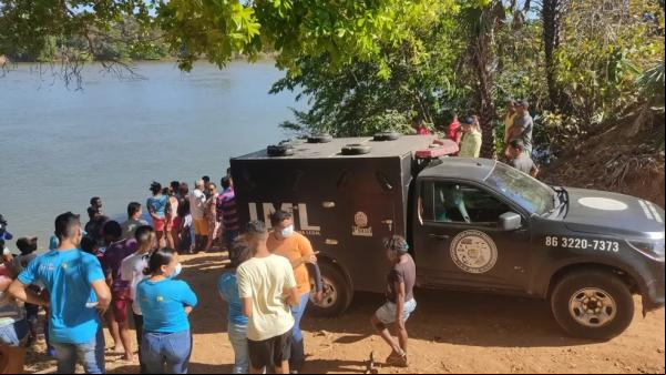 IML recolhe o corpo de uma das vítimas na manhã desta segunda-feira (29) - no Rio Parnaíba em Nazária, no Piauí.(Imagem: Ângela Bispo/TV Clube )