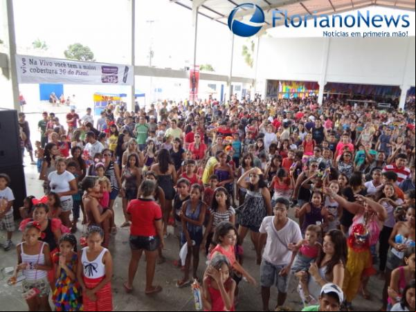 Matinê de carnaval reúne centenas de foliões no CEC. (Imagem:FlorianoNews)
