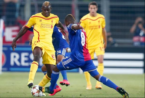 Balotelli disputa a bola em duelo com o Basel: mau começo no Liverpool.(Imagem:( AP))