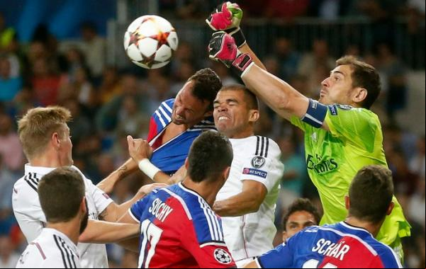 Casillas em ação: goleiro foi vaiado e aplaudido por uma torcida dividida.(Imagem:Reuters)