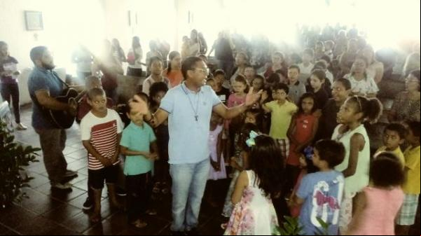 Padre Nylfranyo celebra Missa das Crianças na igreja de São José Operário.(Imagem:FlorianoNews)