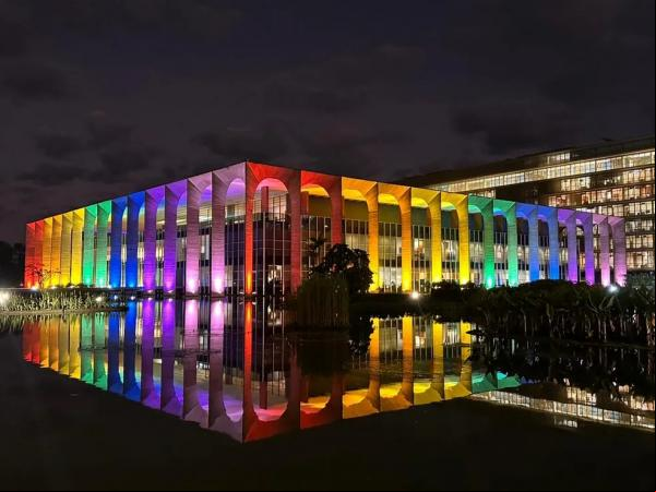 Palácio do Itamaraty recebe iluminação em homenagem ao Orgulho LGBTQIA+(Imagem:Divulgação/Palácio do Itamaraty)