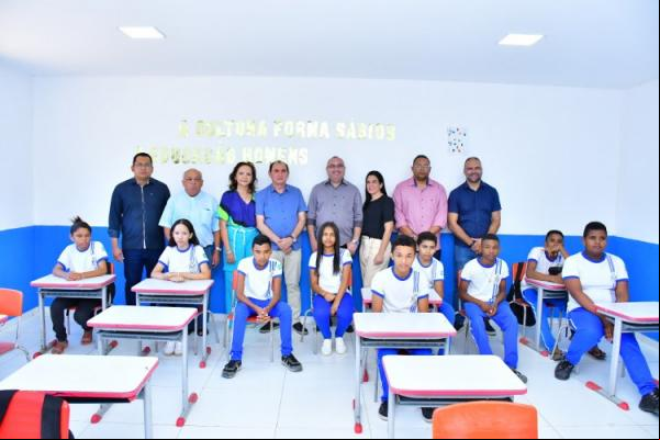 Vereadores prestigiam entrega da Escola Municipal Novo Papa Pombo após ampla reforma.(Imagem:Secom)