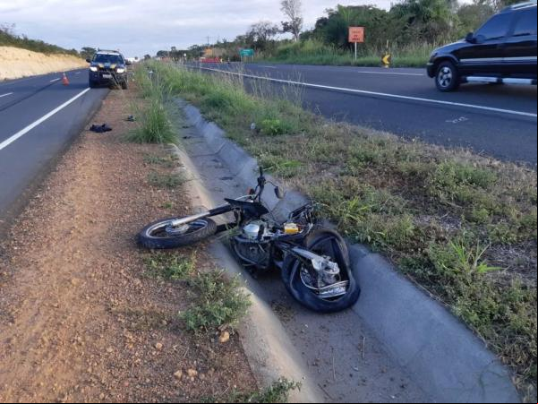 Carro de luxo colide com moto e homem morre na BR-316, em Teresina.(Imagem:Divulgação/PRF )