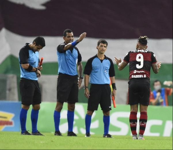 Gabigol reclama com a arbitragem, Fluminense x Flamengo.(Imagem:André Durão / GloboEsporte.com)
