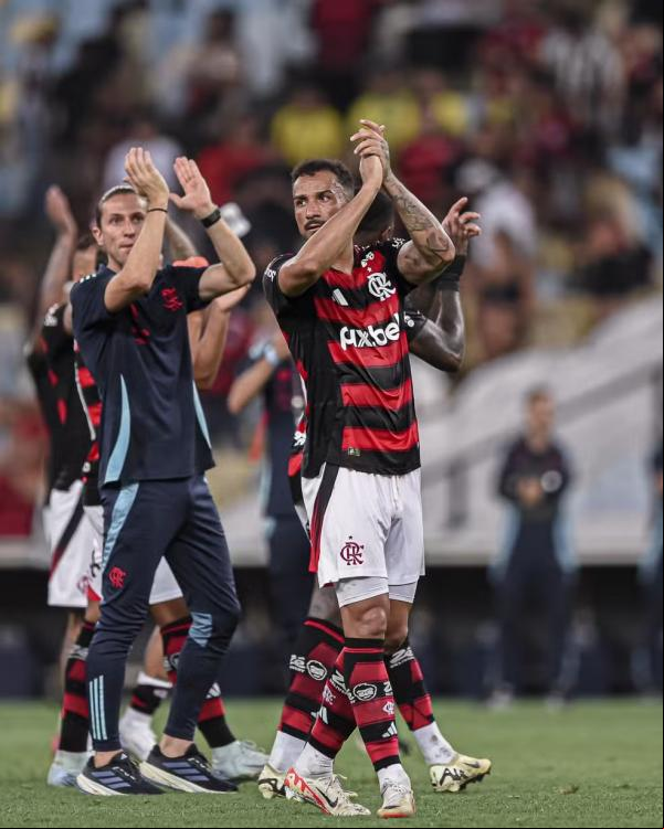 Filipe Luís e jogadores aplaudem torcida do Flamengo após a vitória.(Imagem:Gilvan de Souza & Paula Reis / CRF)