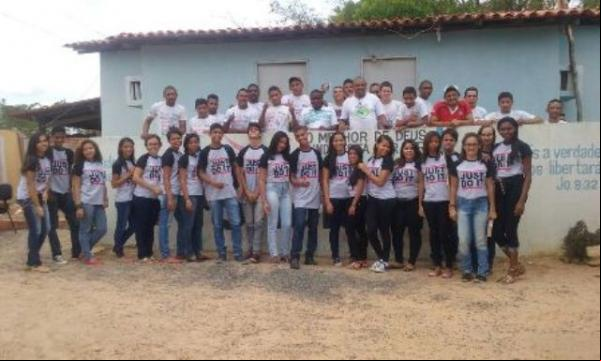 Alunos promovem manhã bíblica na Comunidade Shalom.(Imagem:Deylange Oliveira)