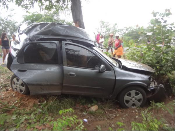 Veículo sai da pista, colide em árvore e deixa duas pessoas mortas na BR-343(Imagem:FlorianoNews)