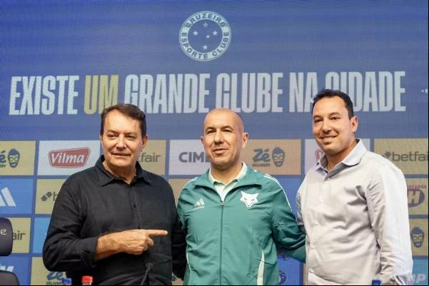 Pedro Lourenço, Leonardo Jardim e Pedro Júnio, Cruzeiro.(Imagem: Fernando Moreno/AGIF)
