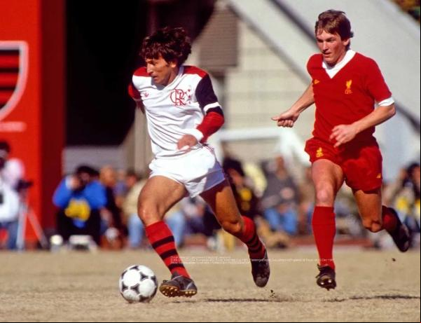 Zico em ação contra o Liverpool em dezembro de 81.(Imagem:Masahide Tomikoshi/TOMIKOSHI PHOTOGRAPHY)