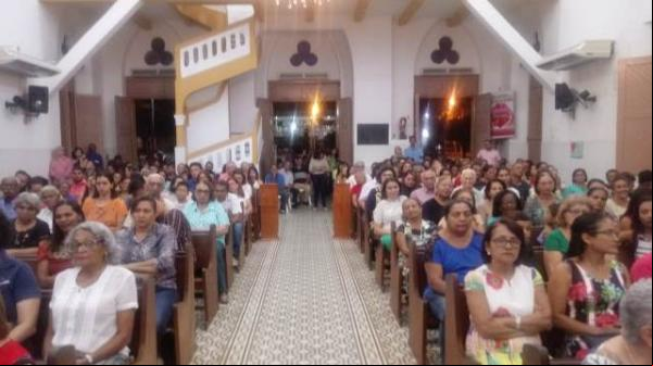 Fiéis lotam Catedral São Pedro de Alcântara para a Missa de Cinzas em Floriano.(Imagem:FlorianoNews)