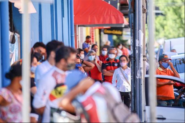 O vendedor Jairo de Jesus, de 38 anos, decidiu se arriscar. De máscara, ele está disposto a enfrentar uma aglomeração no supermercado e até a correr o risco de não encontrar algum(Imagem:Reprodução)