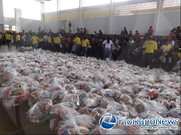 Prefeitura de Floriano distribuiu cestas básicas para famílias carentes do município.(Imagem:FlorianoNews)