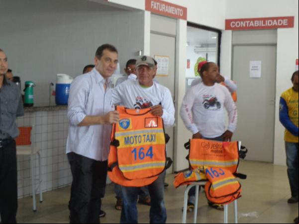 Mototaxistas florianenses recebem coletes de segurança.(Imagem:FlorianoNews)
