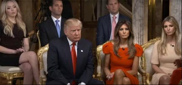 Donald Trump ao lado da mulher, Melania, e dos filhos Tiffany, Donald Jr., Eric e Ivanka, em entrevista à TV americana.(Imagem: Reprodução/Youtube/CBS Evening News)