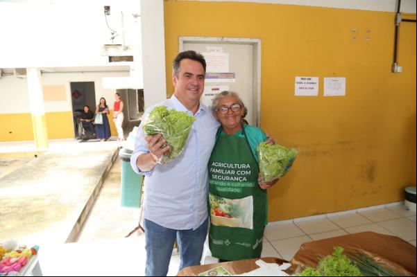 Ciro percorre ruas do Centro, tem contato com populares e almoça no Restaurante Popular(Imagem:Divulgação)