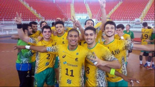 Marcos Vinícius, ao centro com a camisa 11, comemora título na Venezuela após vitória sobre a Argentina.(Imagem:Divulgação/CBHb)