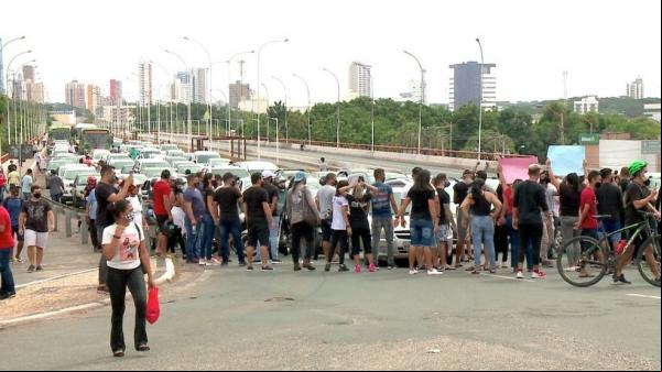 Artistas protestam contra restrições no PI e fecham cruzamentos na Av. Frei Serafim.(Imagem:Reprodução/TV Clube)
